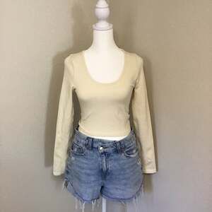 OQQ Long Sleeve Scoop Neck Seamless Fitted Ribbed Crop Top Cream Size M
